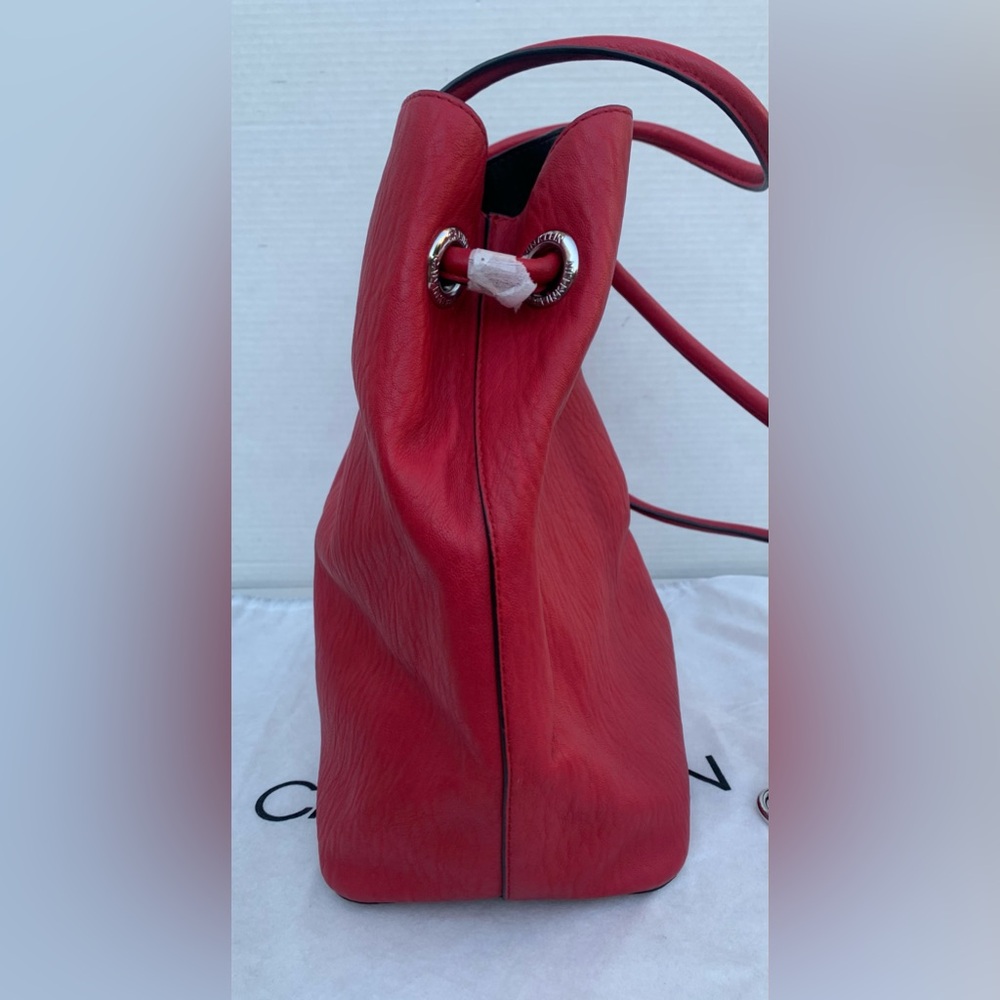 Calvin Klein Gabrianna Red Tote Bucket Bag NWOT + Free La Mer Beauty Bag - Picture 6 of 10